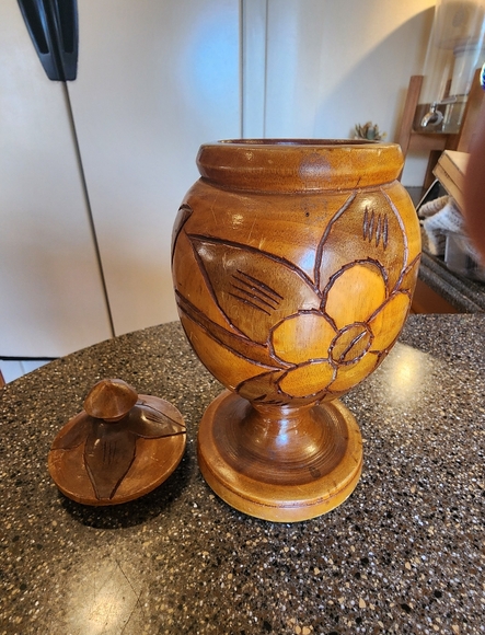 Hand Carved Wood Flower Pedatals With Lid - Picture 3 of 5